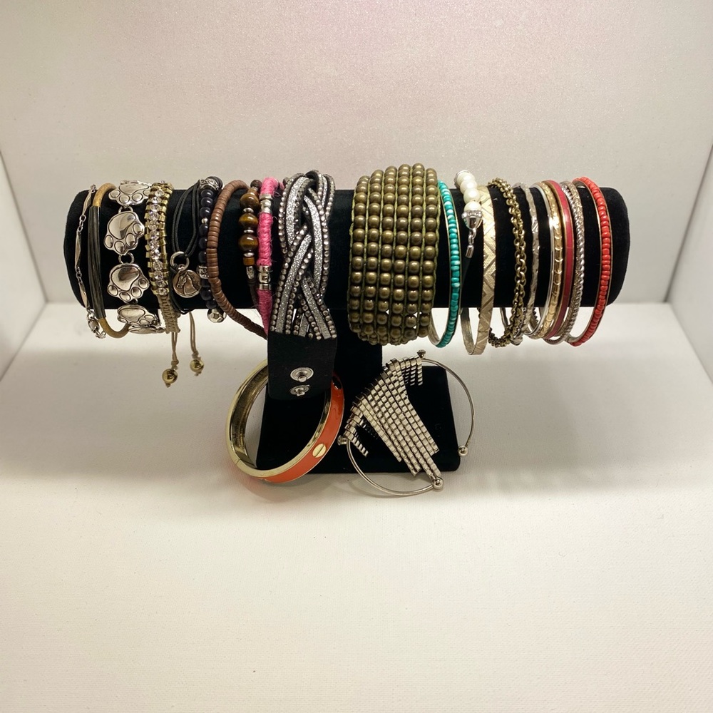 23 piece vintage fashion bracelet lot